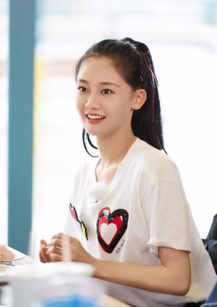 郑恺带妻女出游,苗苗三年生俩娃瘦到脱相,妹妹同行帮外甥女背包