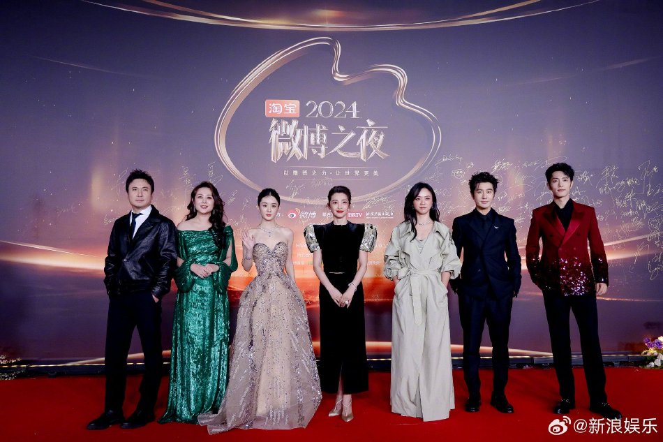 港产片女神女儿高大学毕业！21岁性感又靓丽！被赞最有潜力星二代