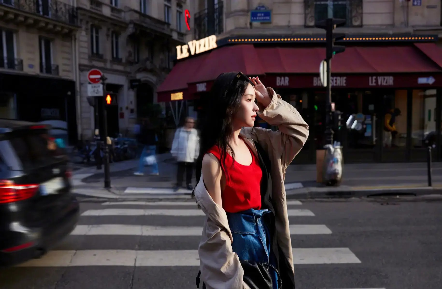 Jennie丝袜外穿内衣造型引争议：时尚突破还是审美越界？