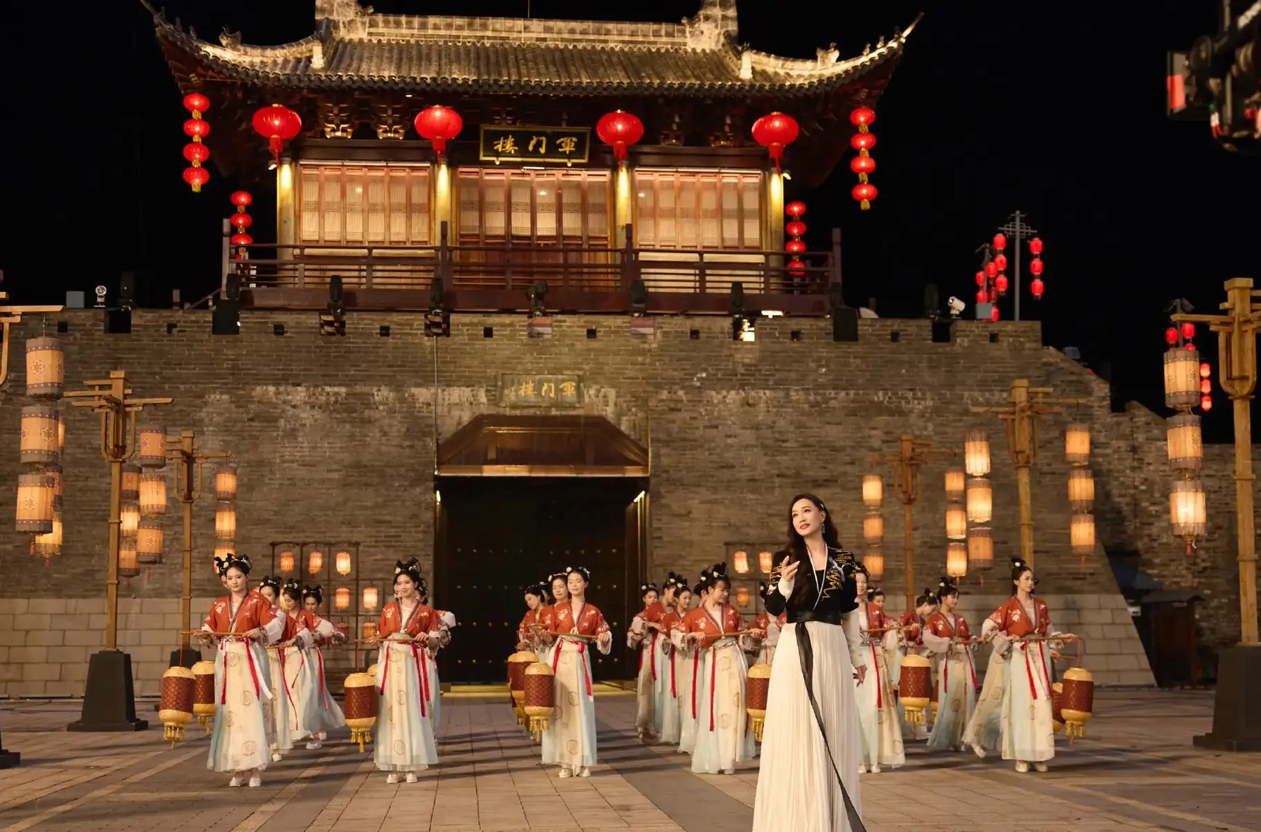 Valentino「亲密关系的元戏剧」广告大片