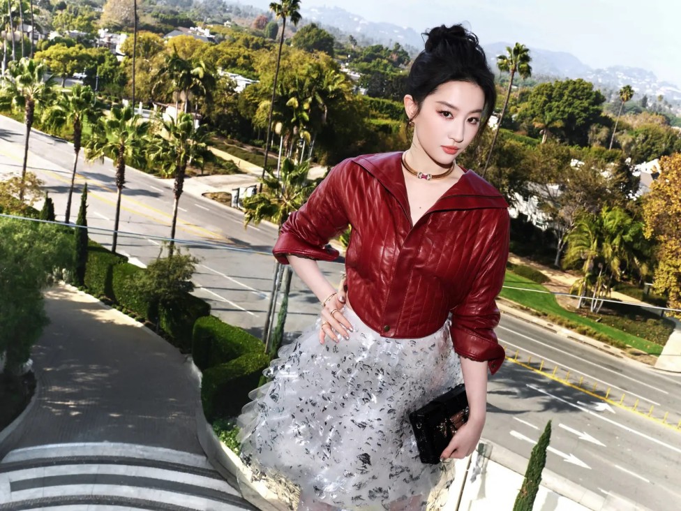 阿雅戳破“骨灰项链”争议：娱乐圈情感作秀该收场了