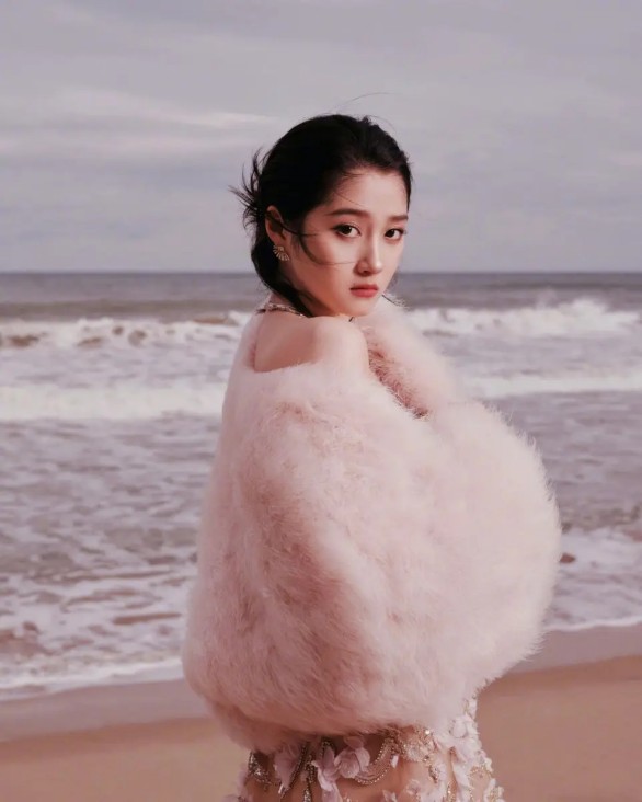 女子手镯10年没摘竟“长”进肉里！医生：再晚点可能危及生命