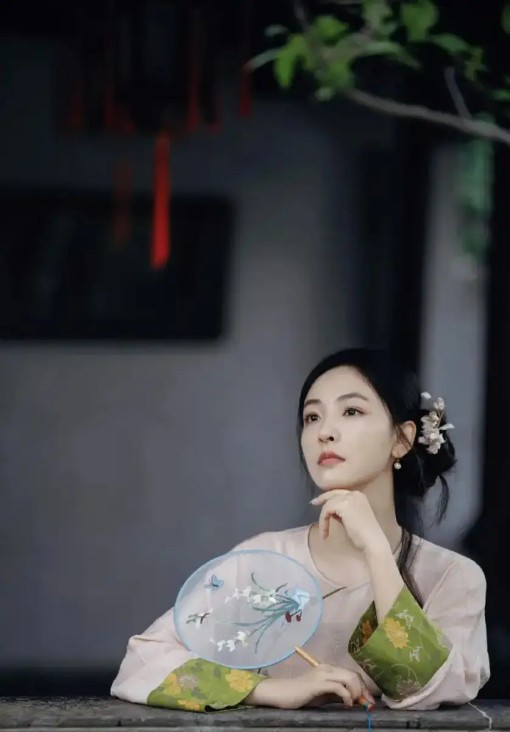 人机共生的造梦革命：艾热全 AI MV 背后的艺术创新系统设计