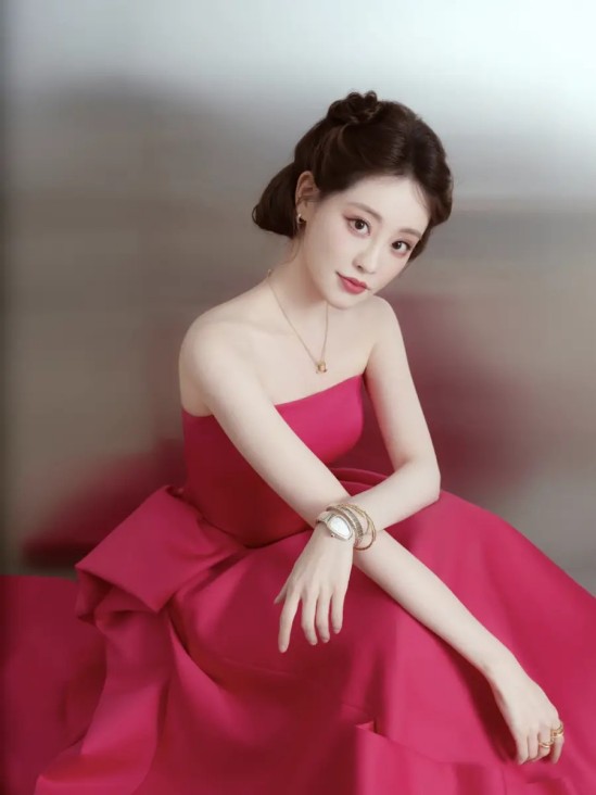 杨幂压轴力压姚晨，董洁成了镶边？T风格盛典站位“暗藏玄机”！